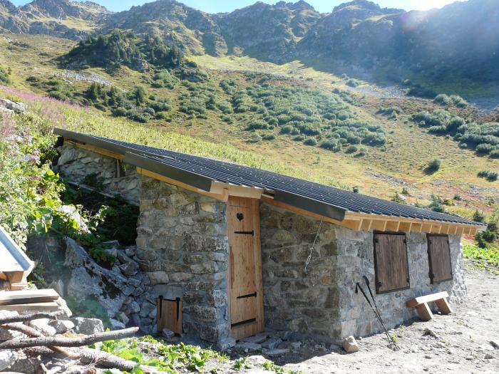 La toilette en pierre est accolée au refuge