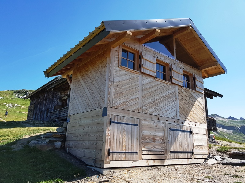 La toilette coté sud avec ces 3 fenêtres carrés sur le haut de la toilette sèche et deux portes sur le bas