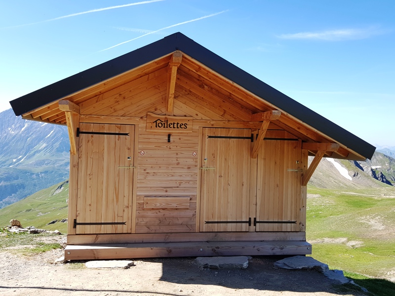 C'est la construction vue de l'avant, coté nord avec ces deux portes pour l'accès aux toilettes sèches. à droite la porte pour l'urinoir