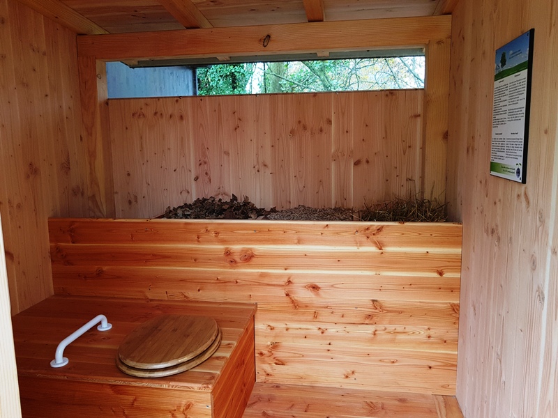 C'est une vue intérieur de la toilette, il y a une fen^tre panolramique sur le haut. Une poignée de relevage est fixée sur l'assise des toilettes