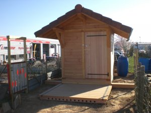 Une toilette avec sa terrasse juste devant