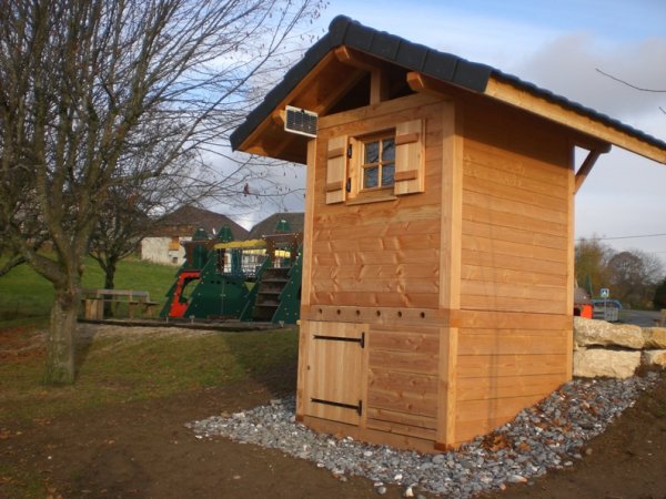 Une toilette avec un tout petit panneau solaire