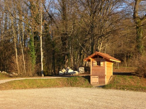 Un WC sec avec un parking devant