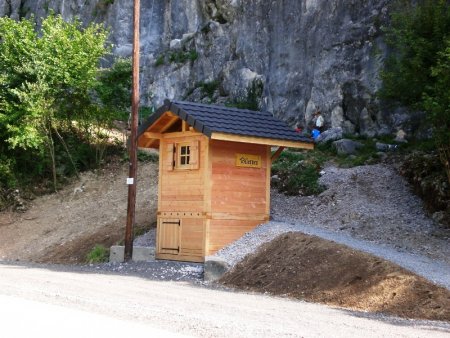 Une toilette sèches contra la falaise