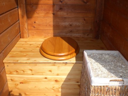 assise et abattant toilettes dans un grenier à grain