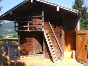 C'est un grnier de montagne avec ces toilettes sur la droite