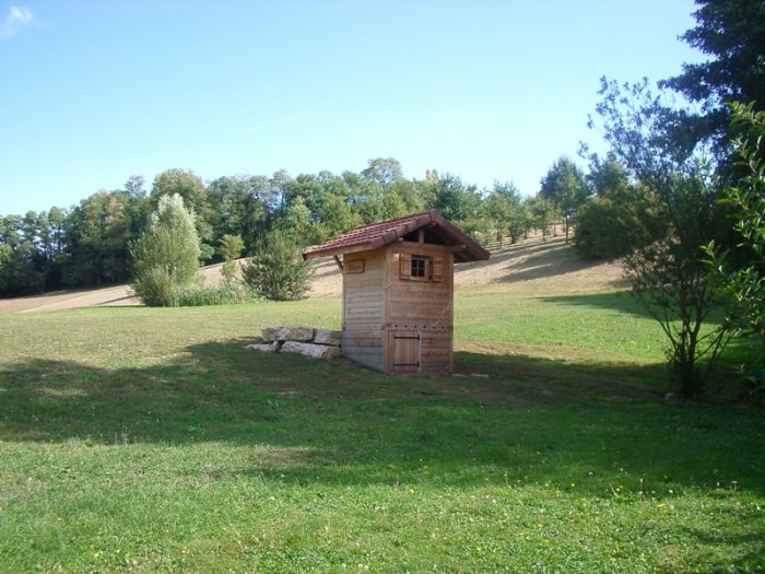 Toilettes dans un pré à Meximieux