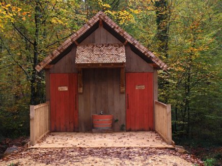 Toilettes sèche chantier de Guedelon