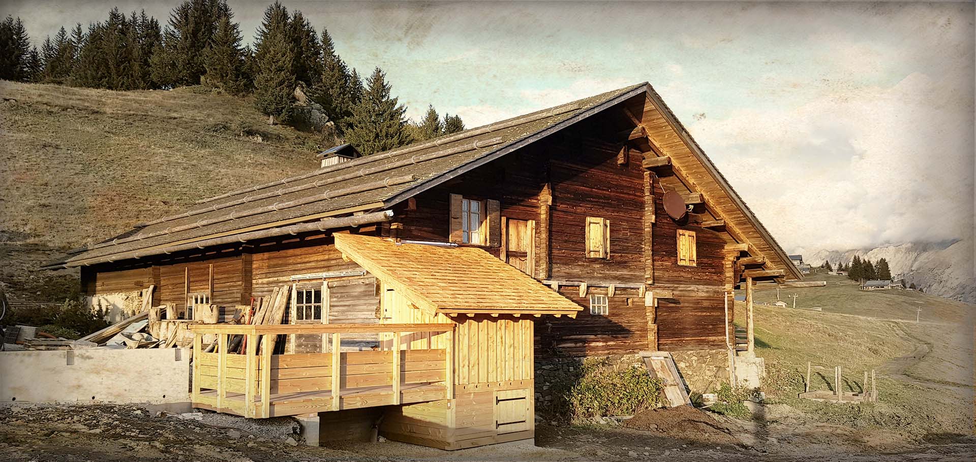 La noouvelle toilette au devant du chalet d'alpage