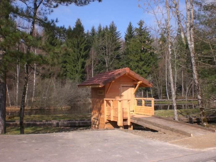 Toilettes sèche et ça passerelle d'accès