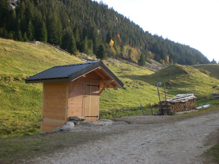 Une toilette sèche sur le plateau des Glières