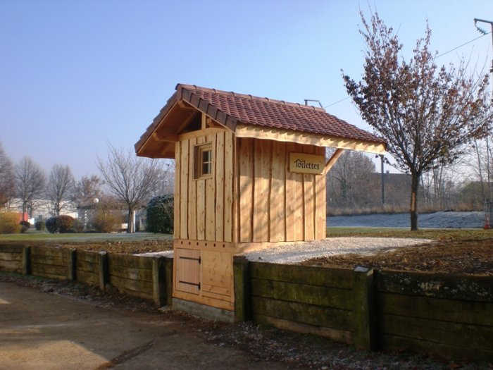 toilettes avec un bardage verticale