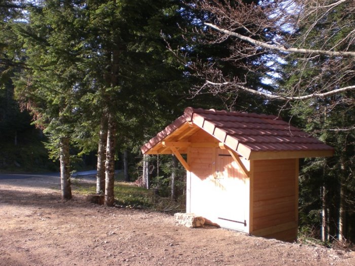 L'avant de la toilette sur le parking