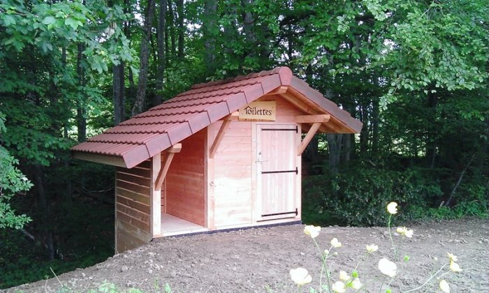 Toilettes sèches avec abri poubelle à gauche