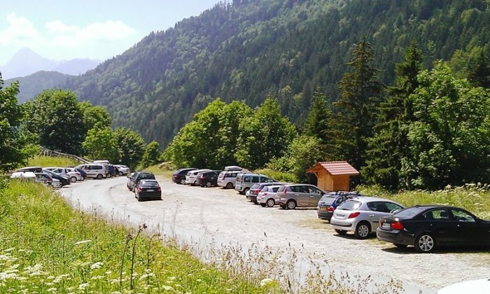 Une toilette sèche sur le parking de l’Aulp au pied de la Tournette à Montmin