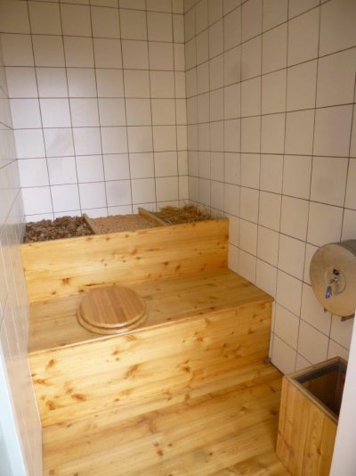 L'aménagement intérieur des toilettes de Sénétosa