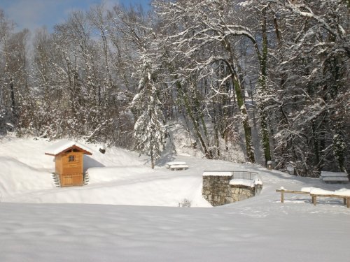 Une toilette sèche publique à Saint Martin Bellevue proche de la route départementale D 1201