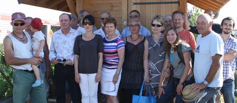 Photo de personnes lors de l'inauguration de toilettes