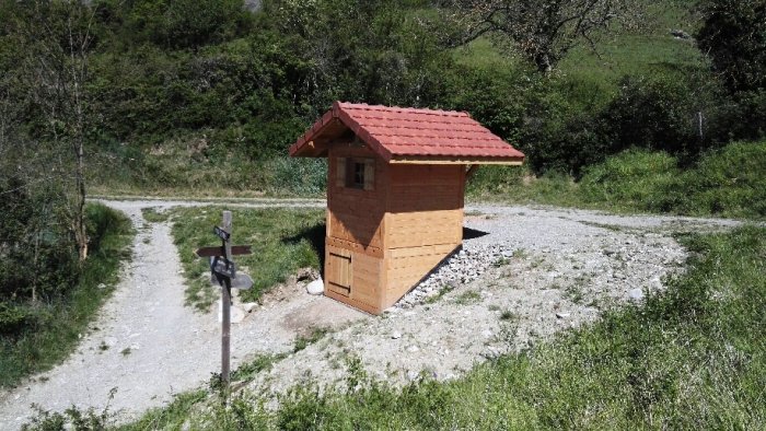 Toilettes sèches à Mayres Savel du coté de la Passerelle