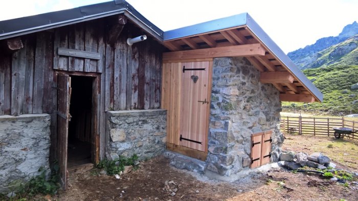 Une toilette sèche construite en pierre en face du Mont Blanc,