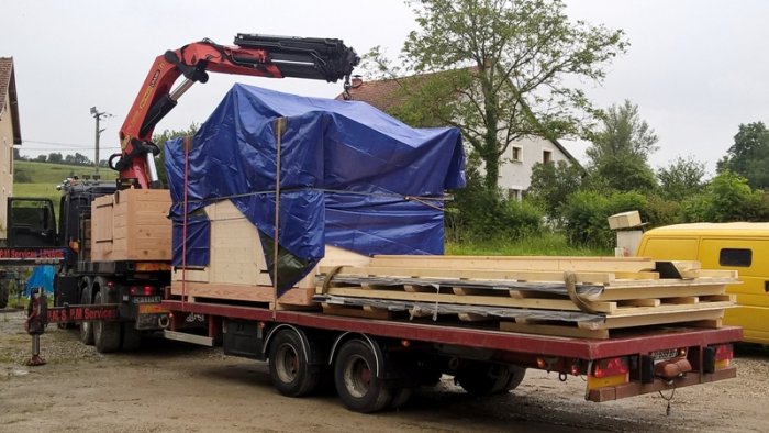 La toilette est chargée sur le camion grue