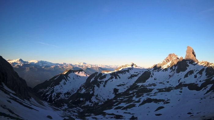 Une vue magnifique sur les montagnes et la Pierra Menta