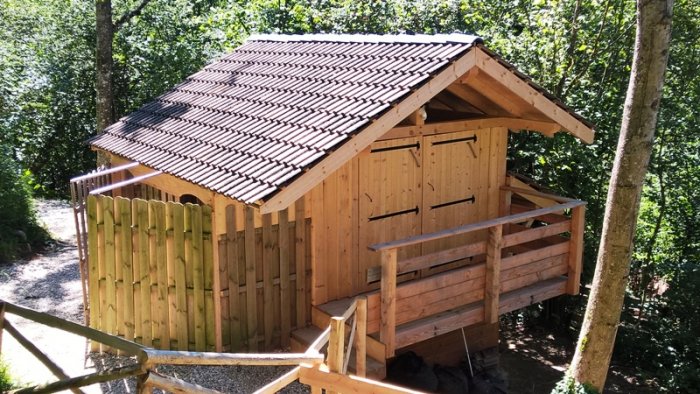 Les toilettes sèches à 4 places et son balcon arrière