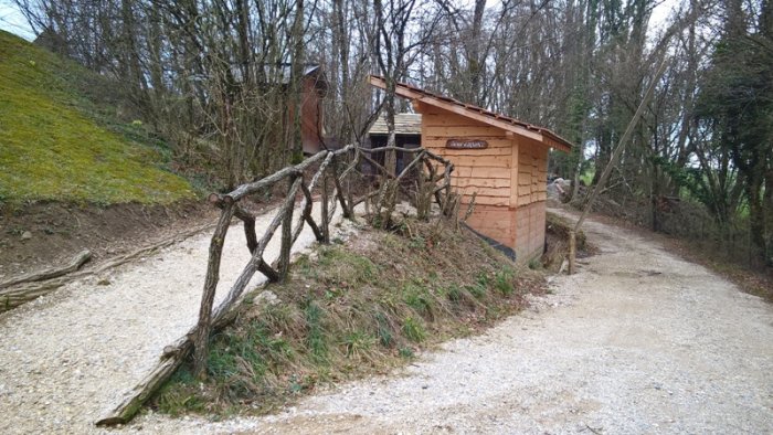 Des toilettes sèches à 3 place avec toiture 1 pan