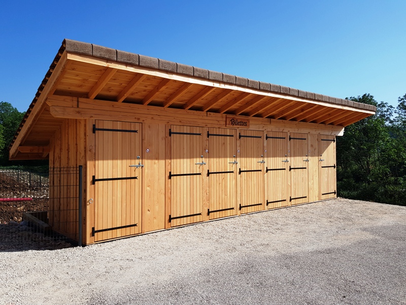 Une toilette sèche avec 7 portes