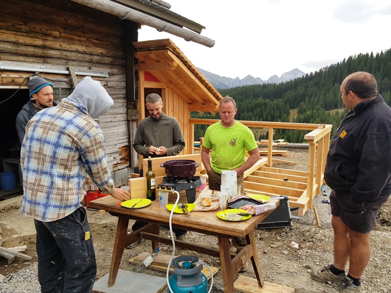 Une bonne fondue entre nous pour la pose de midi lors du chantier des toilettes sèches de la ferme de Lorette