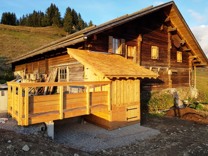 C'est la toilette accolée au chalet d'alpage