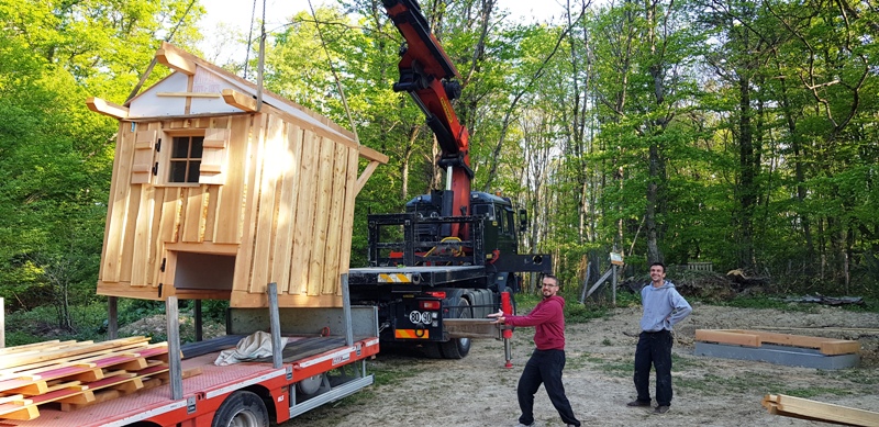 Levage de la toilette sèche avec le camion grue avec l'aide de deux charpentier de NBC Bois