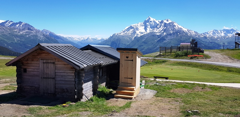 Des toilettes sèches sur socle bois en chêne pour le Golf d'altitude de la Rosière Montvalezan vue de l'avant