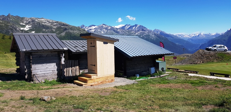 Des toilettes sèches sur socle bois en chêne pour le Golf d'altitude de la Rosière Montvalezan vue de coté