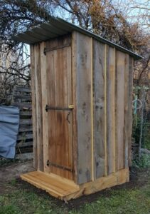 Toilettes Estive 2 avec bardage en planche de récupération