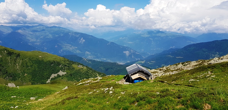 On voit la bergerie avec un peu de hauteur et la vallée de la Tarentaise en arrière plan