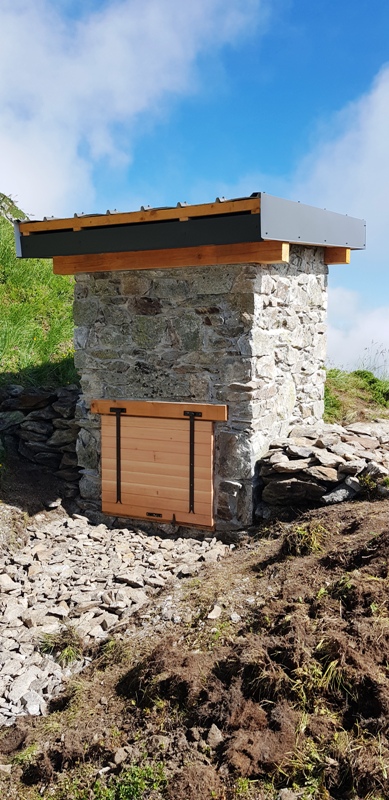 C'est la toilette vue de l'arrière avec la trappe de vidage