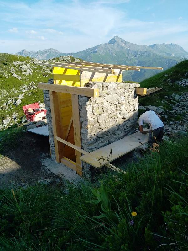 C'est la construction de la toilette sèche en pierre