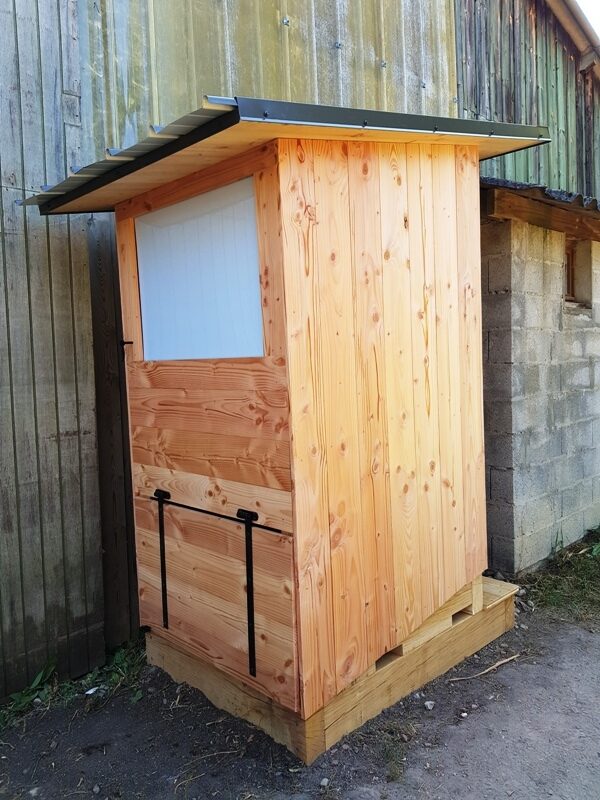 La toilette Alpage vue depuis l'arrière avec la trappe de vidage