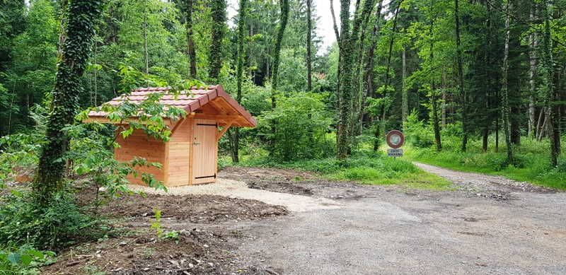 On voit la toilette sur le parking du parc des Devins