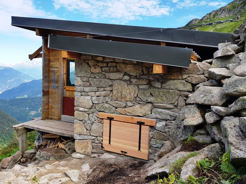 Une toilette sèche en pierre limousinée pour une bergerie d’altitude