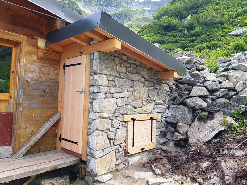 Vue avant de la toilette contre la bergerie d'Argentine