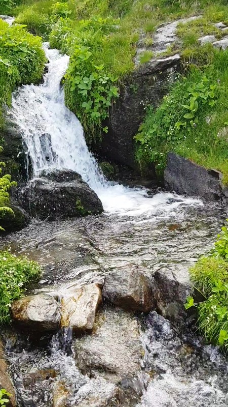 On voit la gouille d'eau du torrent