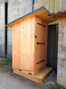 La toilette Alpage en bois vue de l'avant