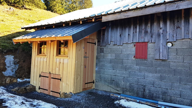 les deux toilettes sont accolées à l'arrière du restaurant d'altitude du Môle