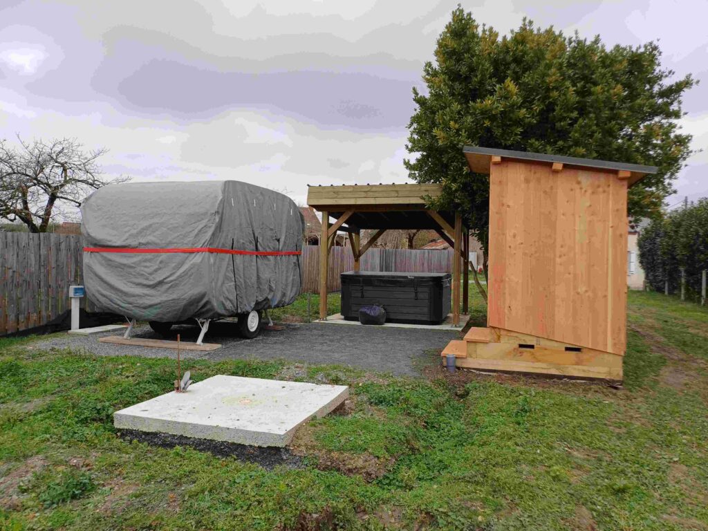 Toilette Alpage, une caravane et un jacuzzi !