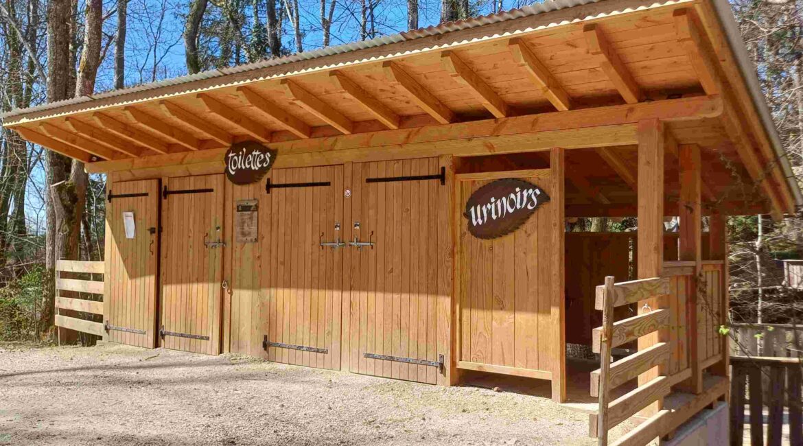 Toilette vue du coté avant droit