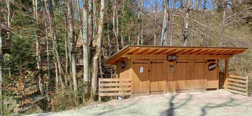 Toilette vue du coté avant droit
