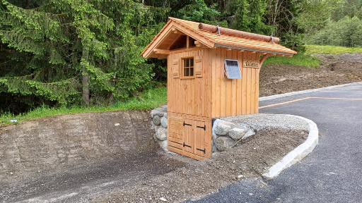 Toilette publique simple vue arrière