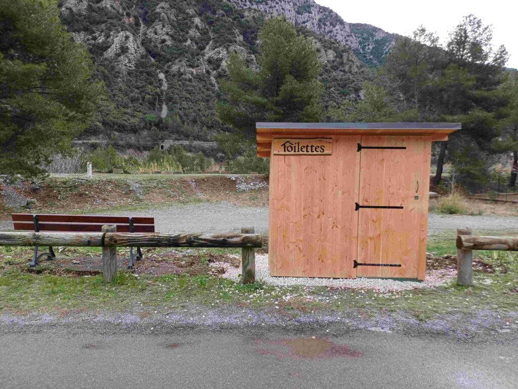 La toilette vue de la route